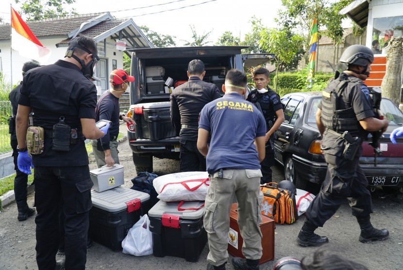 Police officers secured a number of items in the suspected terrorist arrest area in Jajaway, Antapani Kidul, Bandung, West Java, on Tuesday (August 15).