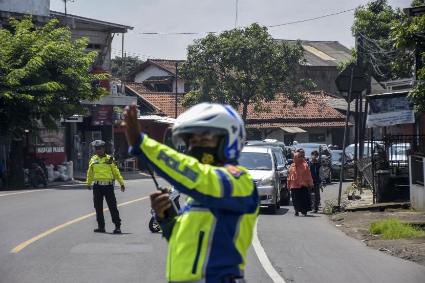 Petugas kepolisian mengatur arus lalulintas saat pemberlakuan satu arah (one way) di Limbangan, Kabupaten Garut, Jawa Barat, Selasa (25/4/2023). 