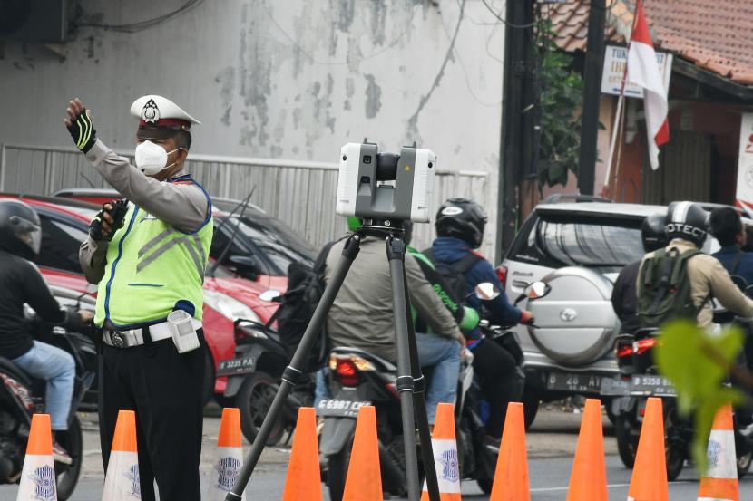 Petugas Kepolisian mengatur lalu lintas saat olah TKP kecelakaan truk kontainer menggunakan alat 3D Lasser Scanner di depan SDN Kota Baru 02 dan 03 Kranji, Bekasi, Jawa Barat Kamis (1/9/2022). Olah TKP tersebut untuk menganalisis penyebab kecelakaan truk yang menewaskan 10 orang dan melukai 23 itu. 