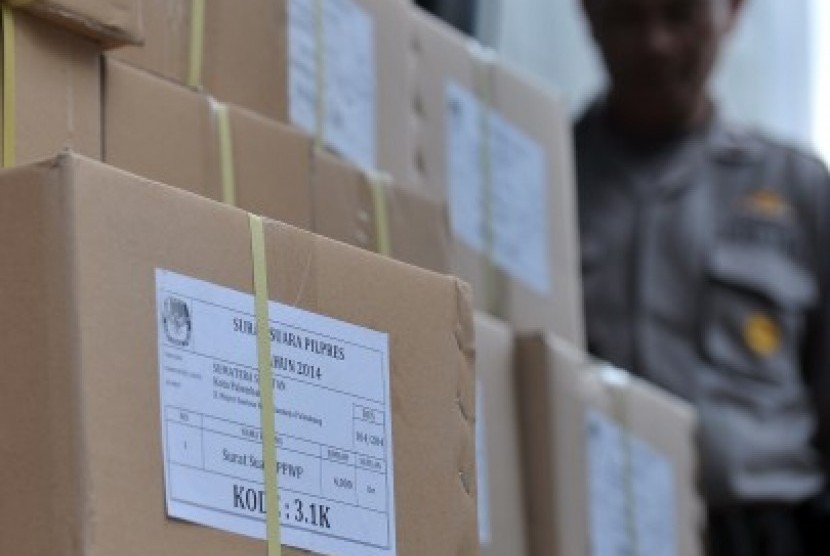 Petugas Kepolisian mengawasi boks berisikan logistik Pemilu Presiden (Pilpres ) di gedung KPU Kota Palembang, Sumsel, Rabu (18/6). 