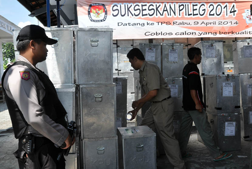 Petugas kepolisian mengawasi persiapan logistik Pemilu 2014 untuk didistribusikan ke PPK (Panitia Pemilihan Kecamatan) di gudang logistik KPUD Temanggung, Jawa Tengah, Senin (24/3).  (Antara/Anis Efizudin)