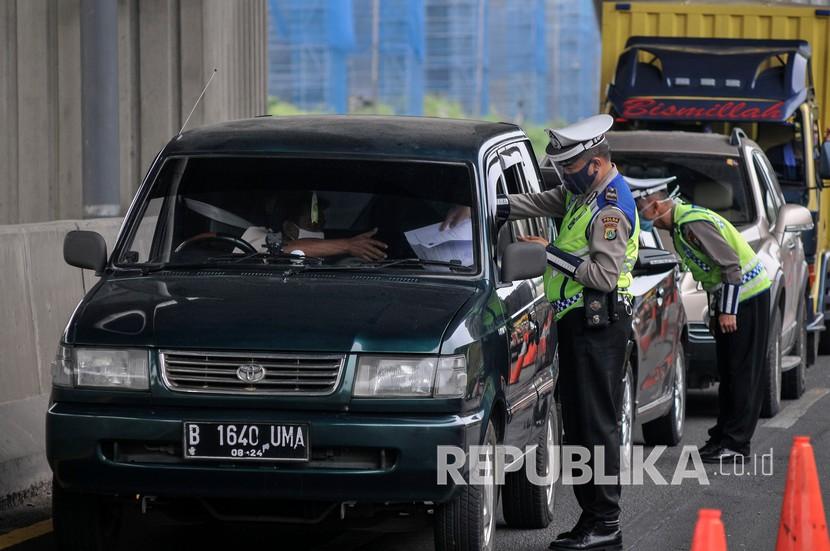 Petugas melakukan pengecekan kendaraan untuk cegah mudik (ilustrasi)