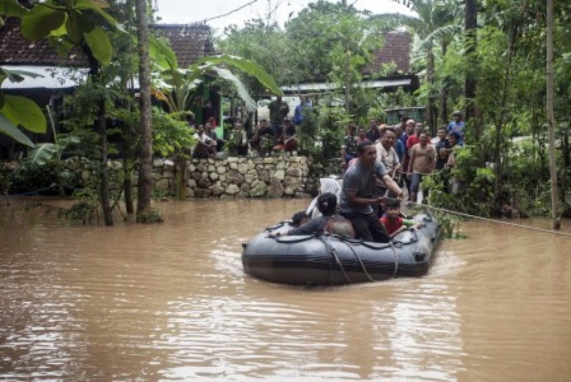 Petugas Kepolisian mengevakuasi korban banjir di Pacarejo, Semanu, Gunungkidul, DI Yogyakarta, Rabu (29/11). 