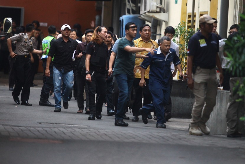 Petugas kepolisian mengevakuasi sejumlah karyawan saat terjadi penyerangan yang dilakukan sejumlah teroris ke beberapa gedung dan pos polisi di Jakarta, Kamis (14/1). 