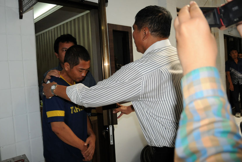 Petugas kepolisian menggelandang Rio Sugiarto alias Babeh, tersangka pelaku sodomi terhadap AA (17), ke dalam sel tahanan di Mapolresta Depok, Jabar, Selasa (6/5). 