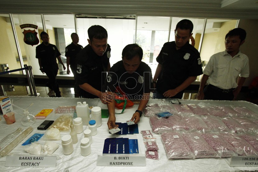  Petugas Kepolisian menggelar barang bukti narkoba beserta pelaku di Polda Metro Jaya, Jakarta Pusat, Kamis (11/4).   (Republika/Adhi Wicaksono)