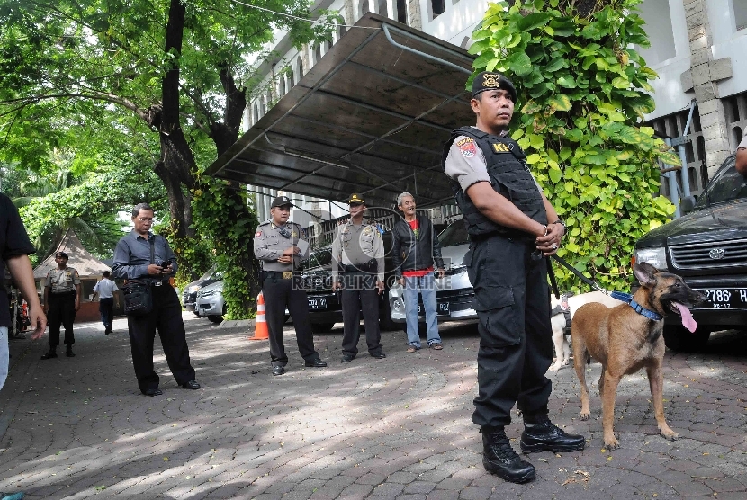  Petugas Kepolisian menggunakan anjing pelacak melakukan penyisiran di area Gereja Katedral, Jakarta