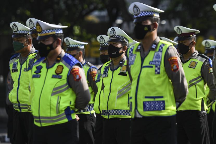 Petugas kepolisian mengikuti apel gelar pasukan pengamanan The 8th G20 Parliamentary Speakers Summit (P20) di Mapolda Metro Jaya, Jakarta, Selasa (4/10/2022). Apel tersebut dalam rangka persiapan personel kepolisian dalam mengamankan agenda P20 pada 5-7 Oktober di Kompleks Parlemen Senayan, Jakarta.