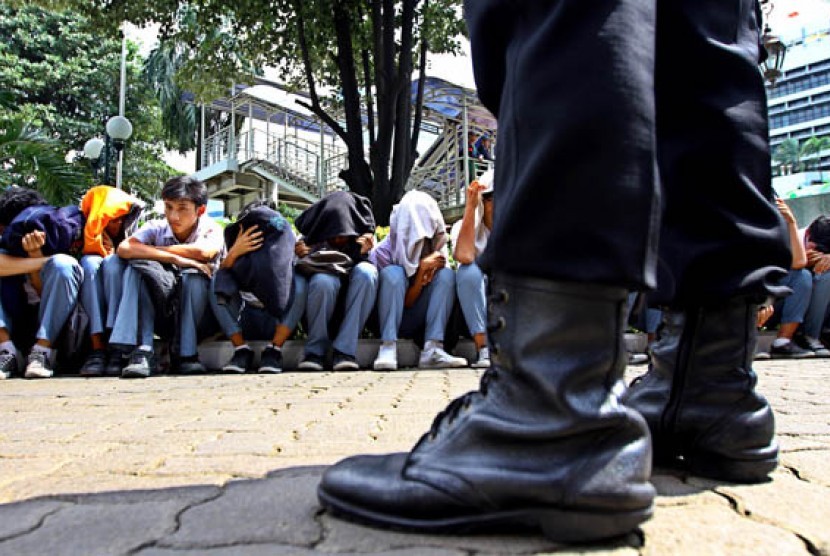 Petugas kepolisian menjaring sejumlah pelajar yang tertangkap basah membawa senjata tajam (ilustrasi)