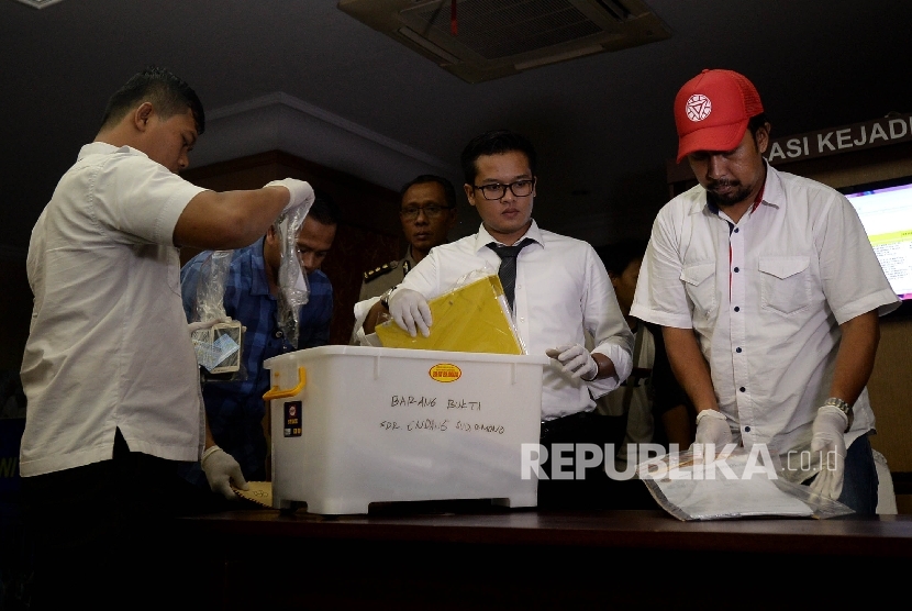 Petugas kepolisian menujukan barang bukti terkait Operasi Tangkap Tangan (OTT) di Kementerian Perhubungan (Kemenhub), Jakarta,Rabu (12/10).