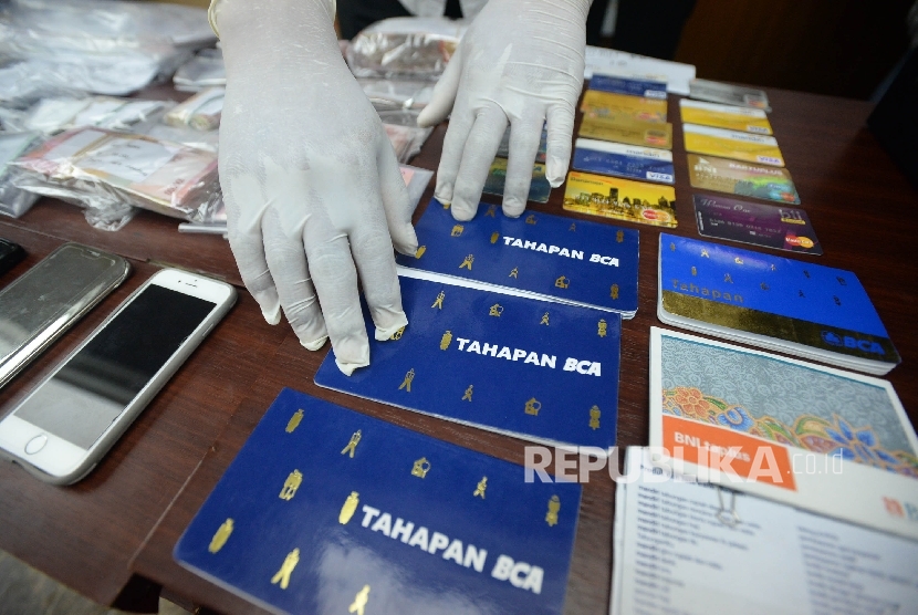 The police was showing evidences of illegal levies on sting operation at the Ministry of Transportation, Jakarta, Wednesday (10/12).