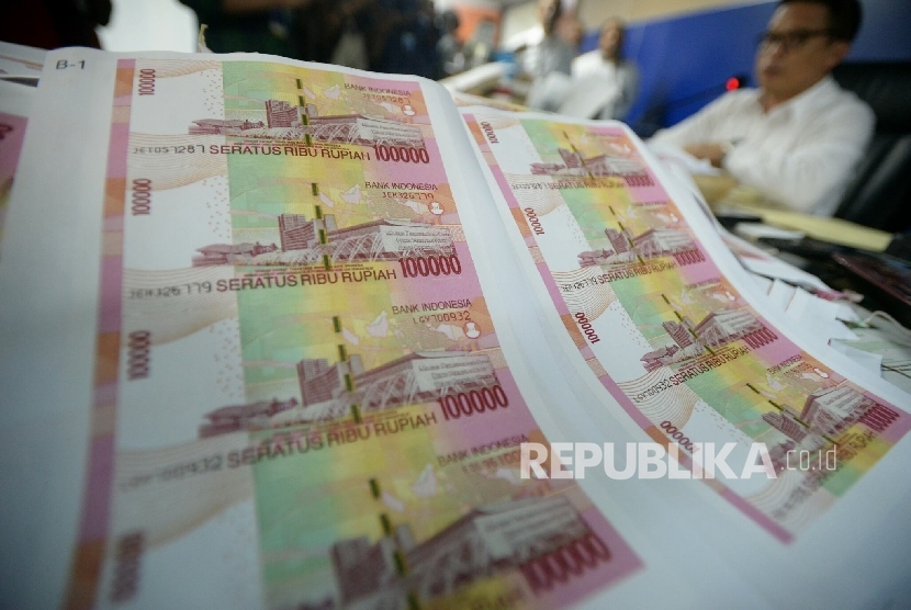  Petugas kepolisian menunjukan barang bukti ketika memberikan penjelalsan mengenai pengungkapan uang palsu, Jakarta, Senin (10/10).