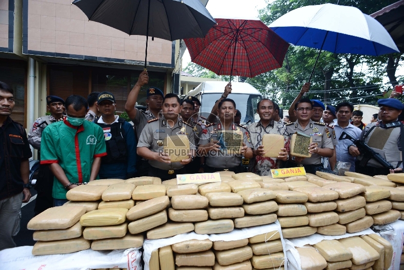   Petugas kepolisian menunjukan barang bukti narkoba jenis ganja saat konferensi pers hasil penangkapan ganja Aceh di Polres Jakarta Barat, Jumat (13/2).  (Republika/Raisan Al Farisi)