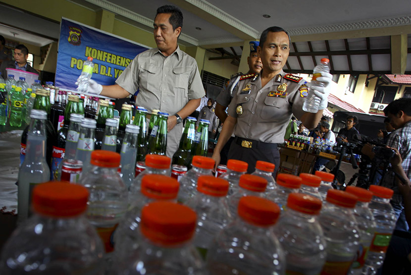 Petugas kepolisian menunjukan miras hasil sitaan saat jumpa pers kasus miras oplosan di Polda DI Yogyakarta, Selasa (17/5). 