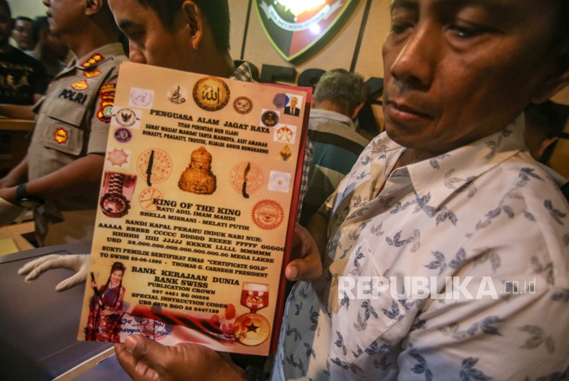 Petugas kepolisian menunjukkan barang bukti dugaan kerajaan fiktif King of The King di Mapolres Metro Tangerang Kota, Banten, Jumat (31/1/2020).