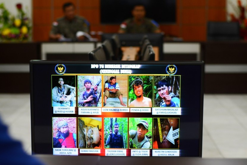 Petugas kepolisian menunjukkan foto 10 orang anggota kelompok Santoso yang tertembak oleh Satgas Operasi Tinombala 2016 di Mapolda Sulawesi Tengah, Palu, Kamis (30/6). 