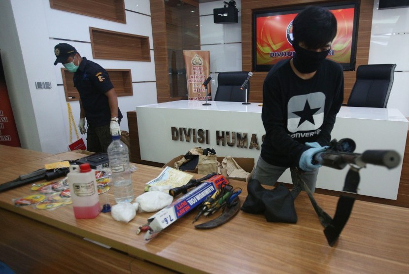 At the National Police Headquarter, the police exposed evidences found at the rented room of suspected terrorist DYN in Bekasi, West Java on Thursday (12/15).