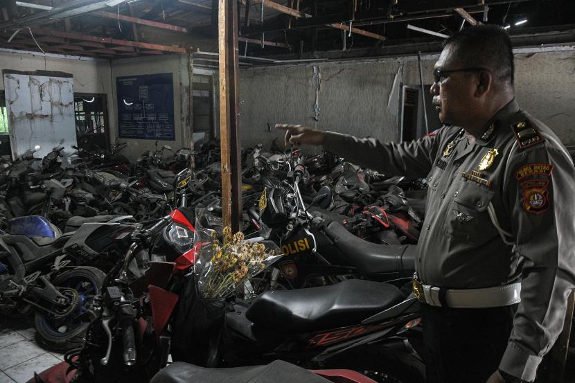 Petugas Kepolisian menunjukkan sepeda motor terbengkalai di kantor Laka Lantas Polres Metro Bekasi, Cikarang, Kabupaten Bekasi, Jawa Barat, Kamis (14/7/2022). (Ilustrasi)