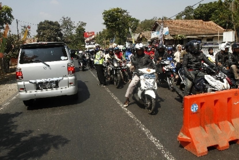 Petugas Kepolisian menutup jalur menuju Nagrek di kawasan Sasak Besi, Cibatu, Jawa Barat.