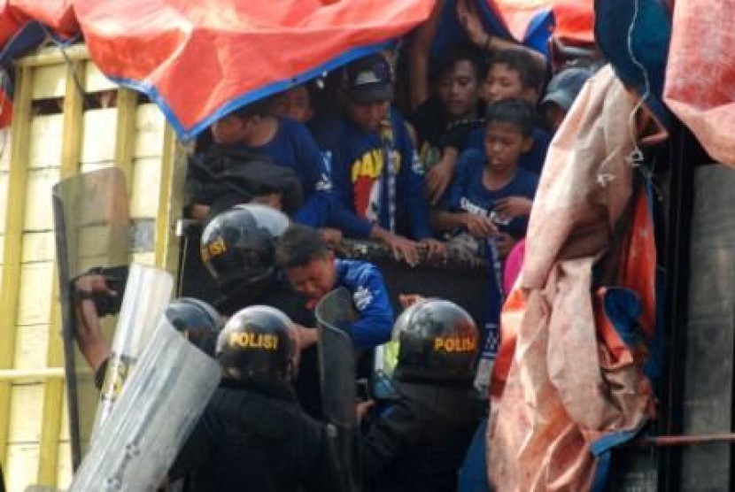 Petugas Kepolisian menyelamatkan Suporter PSIS Semarang saat bentrokan dengan warga di Godong, Grobogan, Jateng, Senin (6/5).
