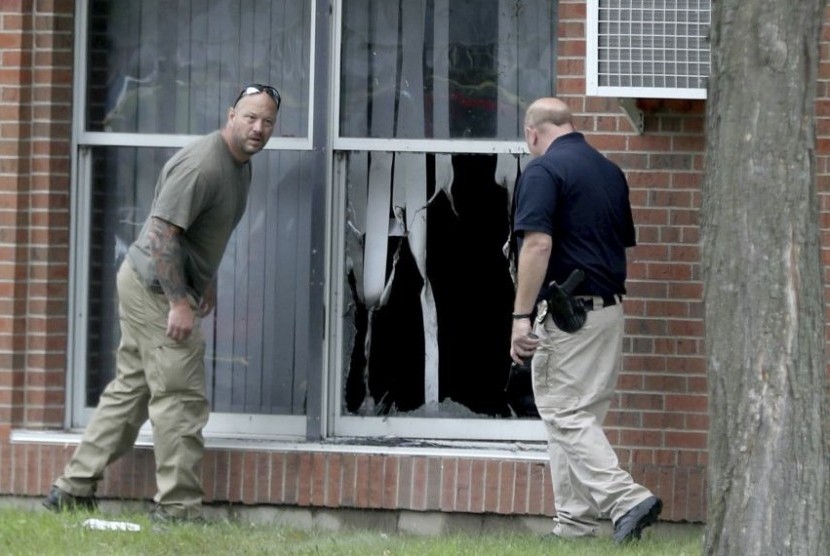 Sidang Pengebom Masjid Minnesota Ditunda. Petugas kepolisian menyelidiki ledakan di Dar Al-Farooq Islamic Center di Bloomington, Minnesota, AS, 5 Agustus 2017.