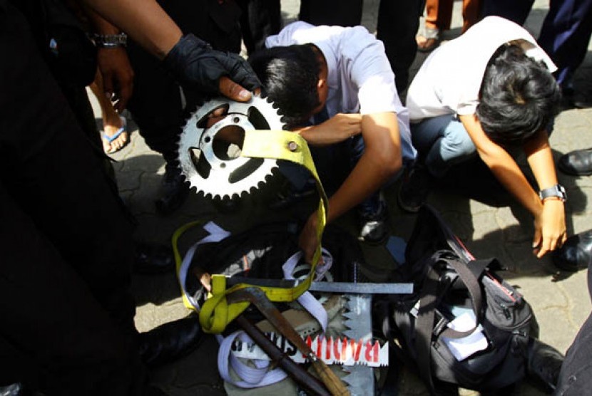 Petugas kepolisian menyita gear roda sepeda motor yang digunakan sebagai senjata tawuran para pelajar SMA (ilustrasi).