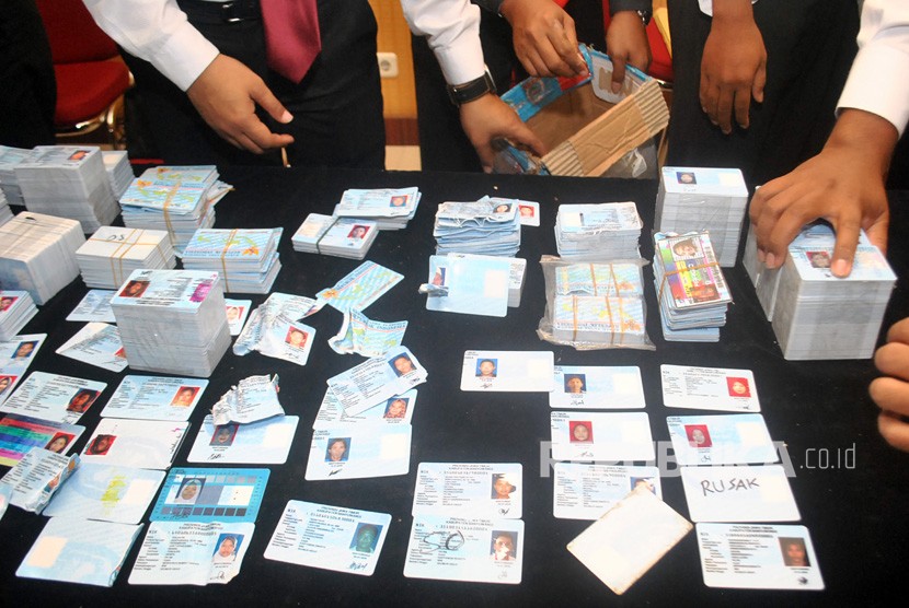 Petugas kepolisian merapikan barang bukti KTP elektronik yang rusak saat gelar perkara kasus KTP elektronik yang tercecer di Polres Bogor, Cibinong, Kabupaten Bogor, Jawa Barat, Senin (28/5). 