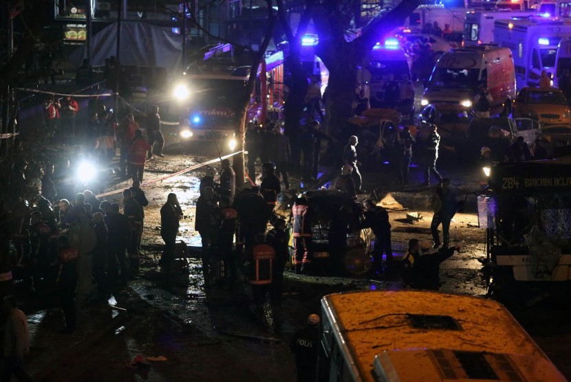 Petugas kepolisian, pemadam kebakaran, dan medis bekerja di lokasi pengeboman di Ankara, Turki, Ahad (13/3).