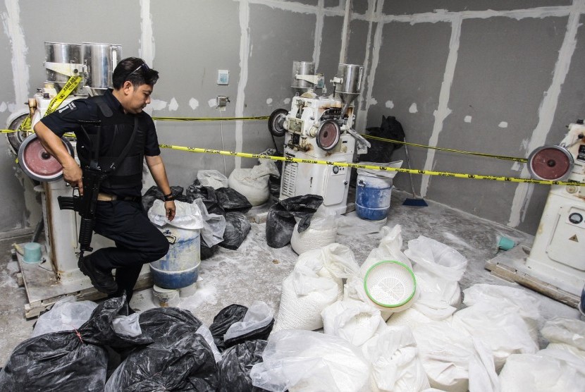 Polisi memeriksa tempat pembuatan obat palsu di Pergudangan Central Cakung, Jakarta, Jumat (28/10). 