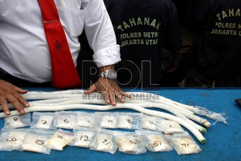  Petugas Kepolisian Polres Jakarta Utara menunjukkan barang bukti narkotika jenis Sabu dan dua orang tersangka saat rilis barang bukti di Polres Jakarta Utara, Senin (27/5).    (Republika/ Yasin Habibi)