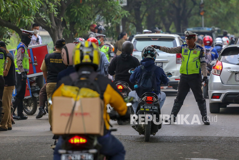 Petugas Kepolisian Polres Metro Tangerang Kota bersama petugas Sistem Administrasi Manunggal Satu Atap (SAMSAT) Cikokol menggelar operasi razia pajak kendaraan di Neglasari, Kota Tangerang, Banten, Rabu (4/3/2020).