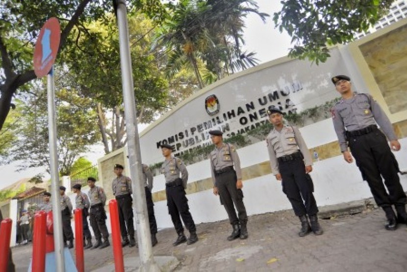 Petugas Kepolisian RI bersiaga di depan Gedung KPU, Jakarta