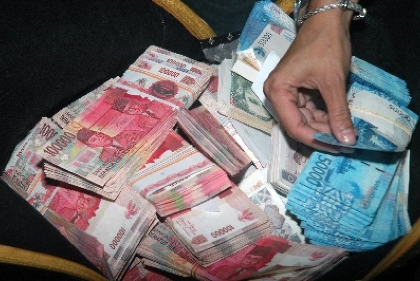 Petugas kepolisian saat mengamankan uang palsu dari pengedar di Jawa Barat.