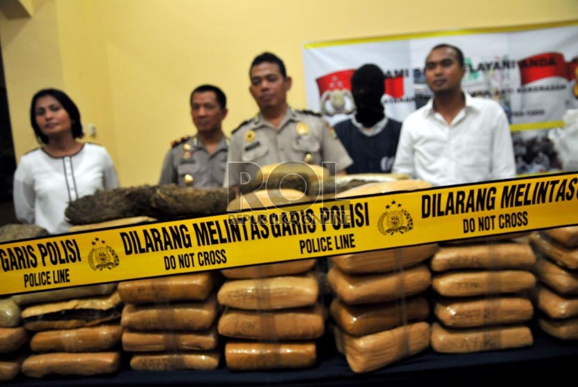   Petugas kepolisian sektor Cilandak menunjukan barang bukti dan tersangka pada rilis tindak pidana menjual dan mengedarkan narkotika jenis Ganja di Polsek Cilandak, Jakarta Selatan, Senin (10/6).  (Republika/Prayogi)