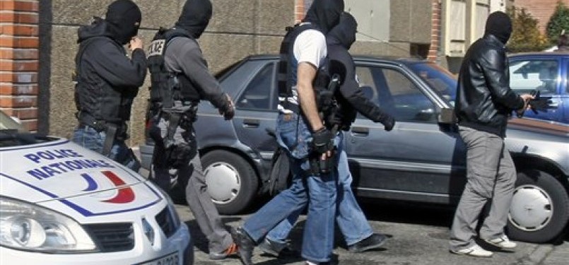 Petugas kepolisian tiba untuk melakukan penyelidikan di apartemen Mohamed Merah di Toulouse, Prancis, Jumat (23/3).