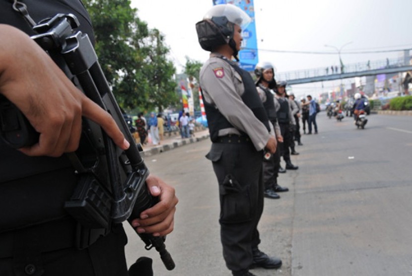 Petugas Kepolisian unit Sabhara Polresta Depok melakukan patroli di depan Terminal Depok, Jawa Barat, Selasa (20/8). Polresta Depok melakukan patroli menggunakan rompi anti peluru untuk mengantisipasi maraknya teror terhadap polisi.