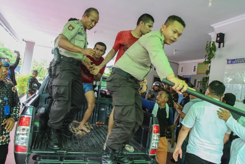 Petugas Kepolsian menangkap dua tahanan yang kabur dari Rutan Sialang Bungkuk Kelas 2B Pekanbaru, Riau, Jumat (5/5). 