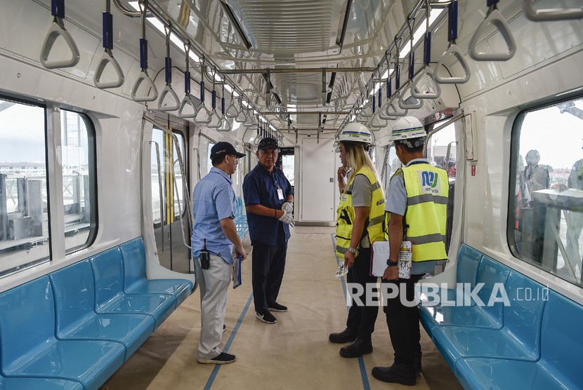Petugas kereta Mass Rapid Transit (MRT) berbincang saat melakukan uji coba di Stasiun Lebak Bulus, Jakarta, pada 17 Januari 2019.