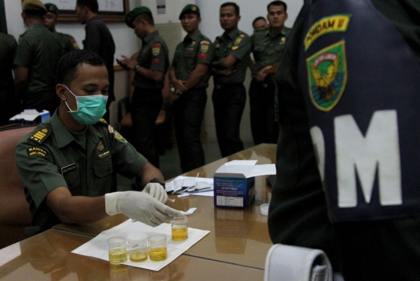 Petugas Kesdam II/Sriwijaya memeriksa urine para Prajurit TNI AD yang ada di Kodam II/Sriwijaya Palembang, Sumatera Selatan, Rabu, (16/03).