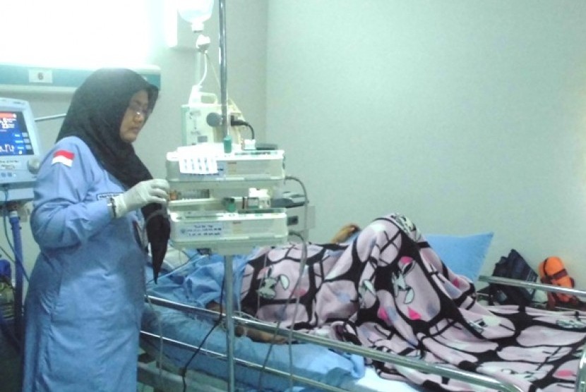 Petugas kesehatan Balai Pengobatan Haji Indindonesia Makkah sedang merawat jamaah haji Indonesia yang dirawat di ICU.