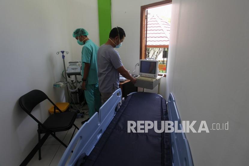 Petugas kesehatan berada di ruang pemeriksaan di ruang vaksinasi saat dimulainya Uji Klinis Vaksin Merah Putih di RSUD Dr Soetomo, Surabaya, Jawa Timur, Rabu (9/2/2022). Uji klinis vaksin Merah Putih untuk penanggulangan COVID-19 tersebut telah memasuki tahap pertama yang akan diikuti 90 orang.