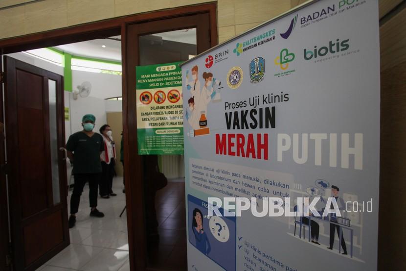 Petugas kesehatan berada di ruang vaksinasi saat dimulainya Uji Klinis Vaksin Merah Putih di RSUD Dr Soetomo, Surabaya, Jawa Timur.