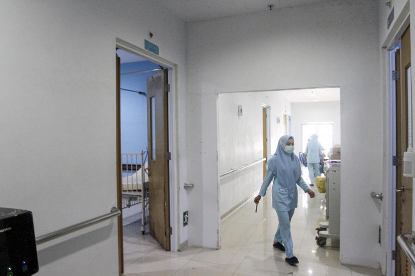 Petugas kesehatan berjalan di selasar ruang isolasi Rumah Sakit Umum Pusat (RSUP) M Djamil Padang, Sumatera Barat, Kamis (12/5/2022). Pihak RSUP M Djamil menyiapkan ruang isolasi khusus untuk penanganan penyakit hepatitis akut sebagai antisipasi lonjakan penyakit tersebut. 