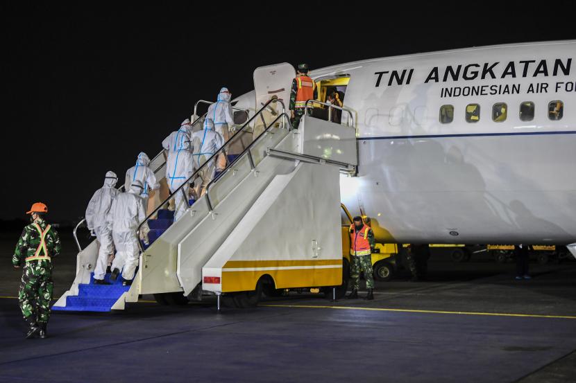 Petugas kesehatan berjalan menuju pesawat untuk memeriksa kondisi Warga Negara Indonesia (WNI) yang dievakuasi dari Afghanistan saat tiba di Bandara Halim Perdanakusuma.