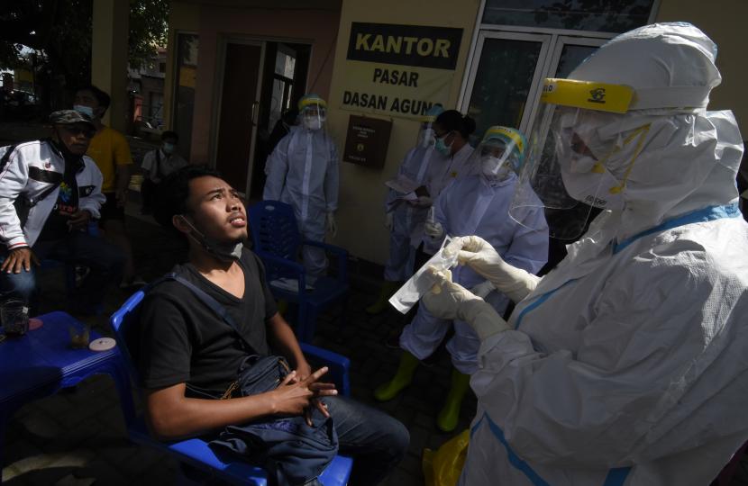 Petugas kesehatan bersiap melakukan tes usap Antigen COVID-19 secara acak, di Pasar Dasan Agung, Mataram, NTB, Senin (8/2/2021). Tim Satgas COVID-19 Kota Mataram menyiapkan sekitar 1.100 reagen untuk kegiatan swab test (tes usap) Antigen COVID-19 terhadap masyarakat secara masal dengan pengambilan sampel acak baik di perkantoran maupun fasilitas publik sebagai upaya pencegahan penyebaran COVID-19 melalui praktik 3T (tracing, testing, treatment).