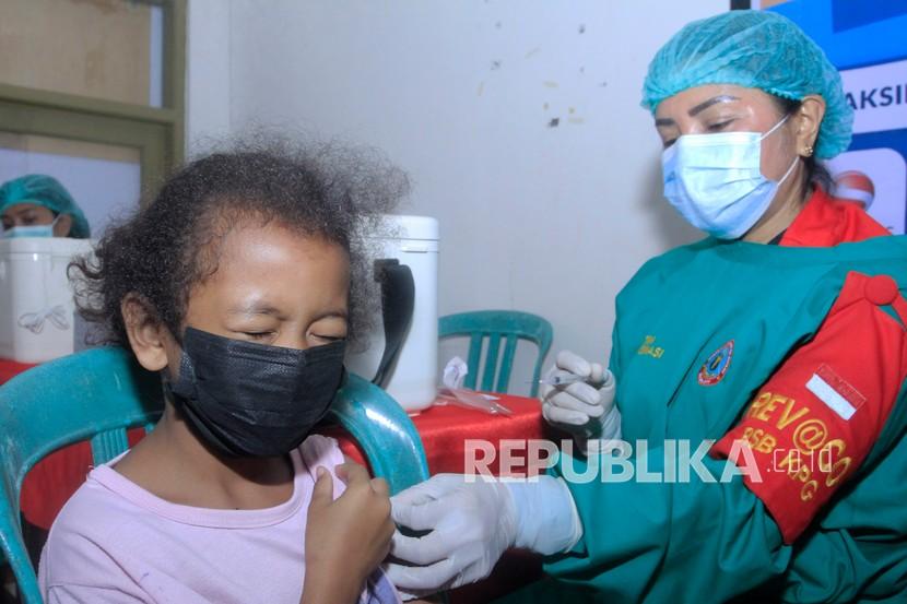 Petugas kesehatan bersiap menyuntikkan vaksin COVID-19 kepada seorang anak saat Polda NTT menggelar Vaksinasi Merdeka Anak di Kota Kupang, NTT, Rabu (5/1/2022). Polda NTT menargetkan sebanyak 607.189 orang anak di NTT mendapatkan vaksin COVID-19 untuk meningkatkan 