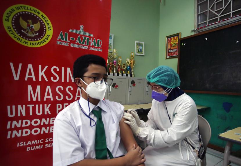 Petugas kesehatan dari Badan Intelijen Negara (BIN) menyuntikkan vaksin COVID-19 kepada seorang pelajar di Sekolah Al Azhar BSD, Tangerang Selatan, Banten, Senin (19/7/2021). Vaksinasi yang diselenggarakan oleh BIN dan Pemkot Tangerang Selatan ini merupakan program percepatan vaksinasi COVID-19 untuk pelajar.
