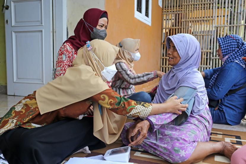 Petugas kesehatan dari Puskesmas Margadadi memeriksa tekanan darah warga lanjut usia di Posyandu Karangmulya Desa Pabean udik, Indramayu, Jawa Barat, Kamis (7/7/2022). Pengidap hipertensi berisiko demensia.