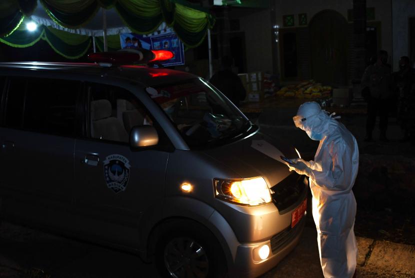Petugas kesehatan dengan menggunakan mobil ambulans (ilustrasi)