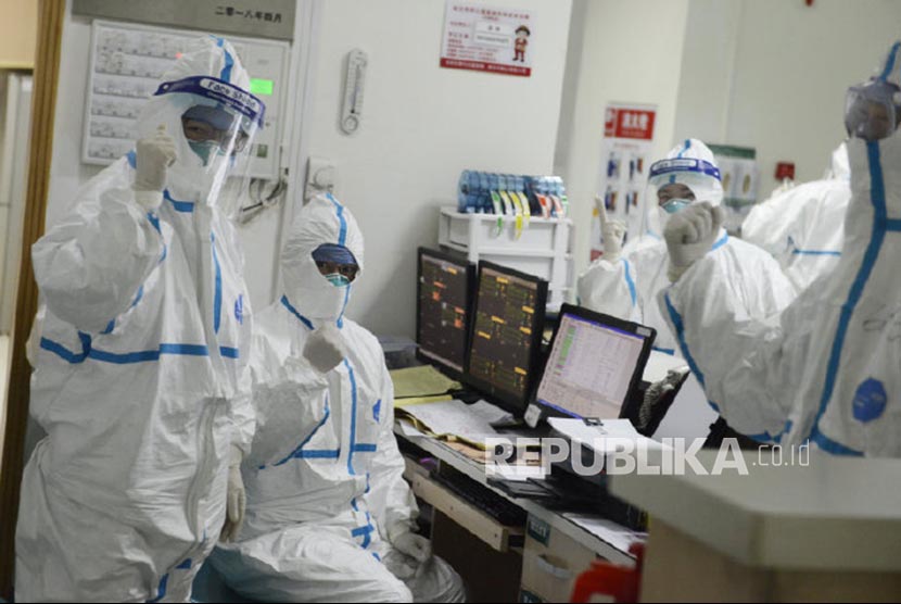 Petugas Kesehatan di Rumah Sakit Pusat Wuhan dengan pakaian hazmat saat merawat pasien virus corona di Wuhan, Provinsi Hubei, China, Kamis (23/1). Virus corona sudah merebak ke berbagai negara termasuk Singapura.